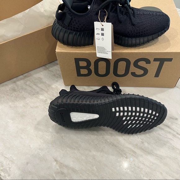 Yeezy Boost 350 V2 Onyx - Picture 7 of 13